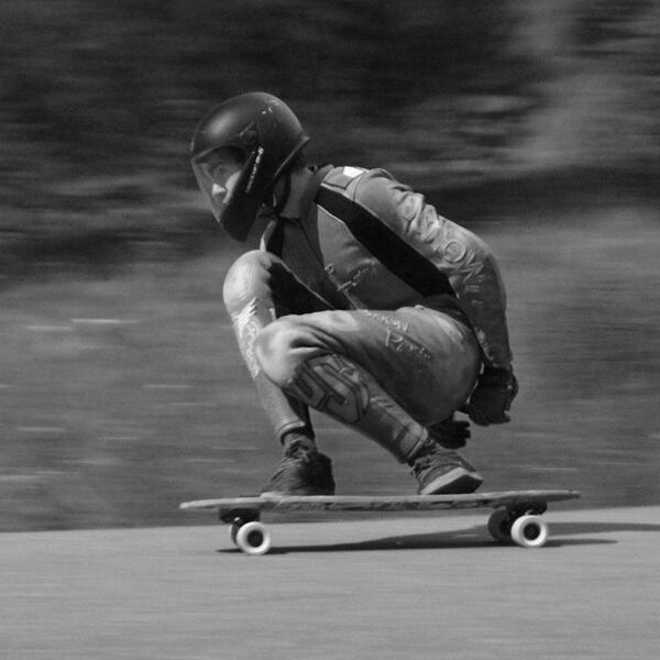Brňenskej démon. Více násobný český i evropský juniorský šampión. Nepřehlédnutelná postava české longboardové scény. Vojta Žaček