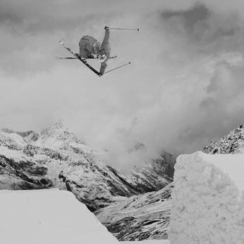 Mario je srdcař, který si vždycky uměl jít za svým. Dosud jediný český freeski olympionik na OH (v Sochi 2014). Má lví podíl na šíření freeskingu. Nyní začíná přenášet své zkušenosti ze snowparků do freeridu, kde má neskutečný potenciál. Mario Skála